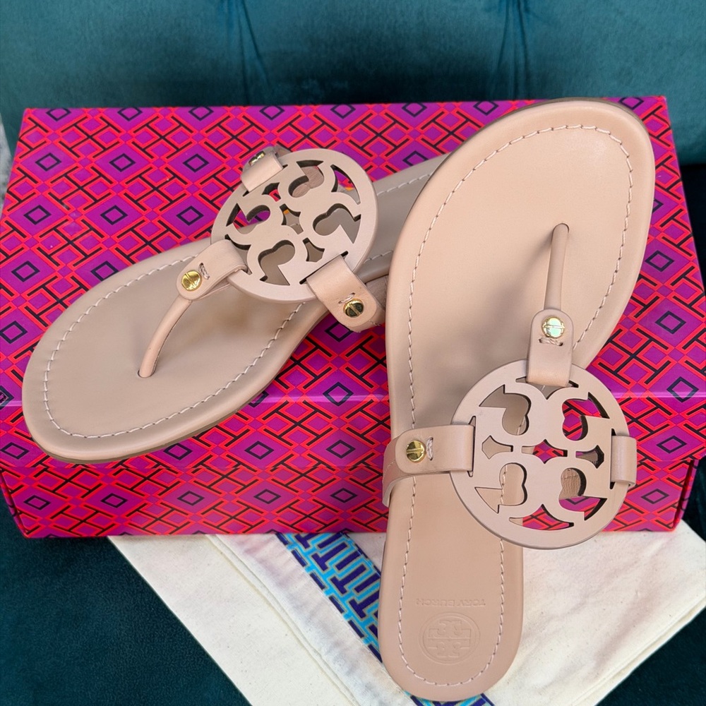 Tory Burch Light Make Up Leather Logo Thong Sandals - Picture 2 of 5